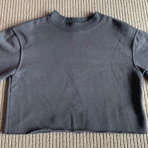 Cropped grey/black crew neck